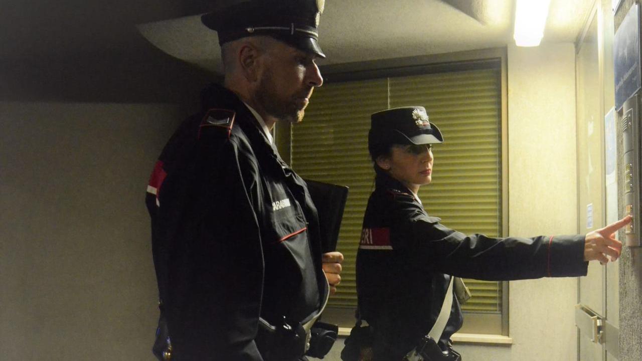 Viola i domiciliari e torna a casa dai genitori: arrestato
