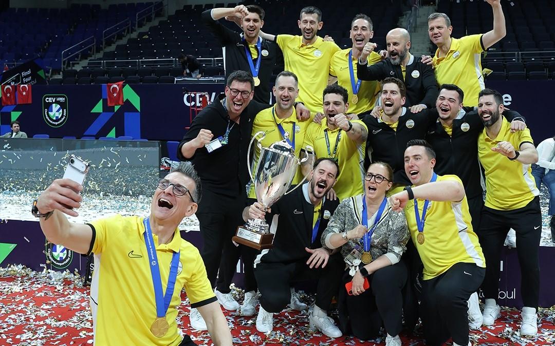 
	Il selfie di Giovanni Guidetti dopo la vittoria della Champions (Foto: Facebook ufficiale VakıfBank Spor Kul&uuml;b&uuml;)

