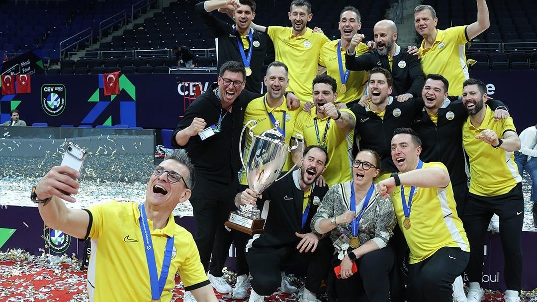 Il selfie di Giovanni Guidetti dopo la vittoria della Champions (Foto: Facebook ufficiale VakıfBank Spor Kulübü)