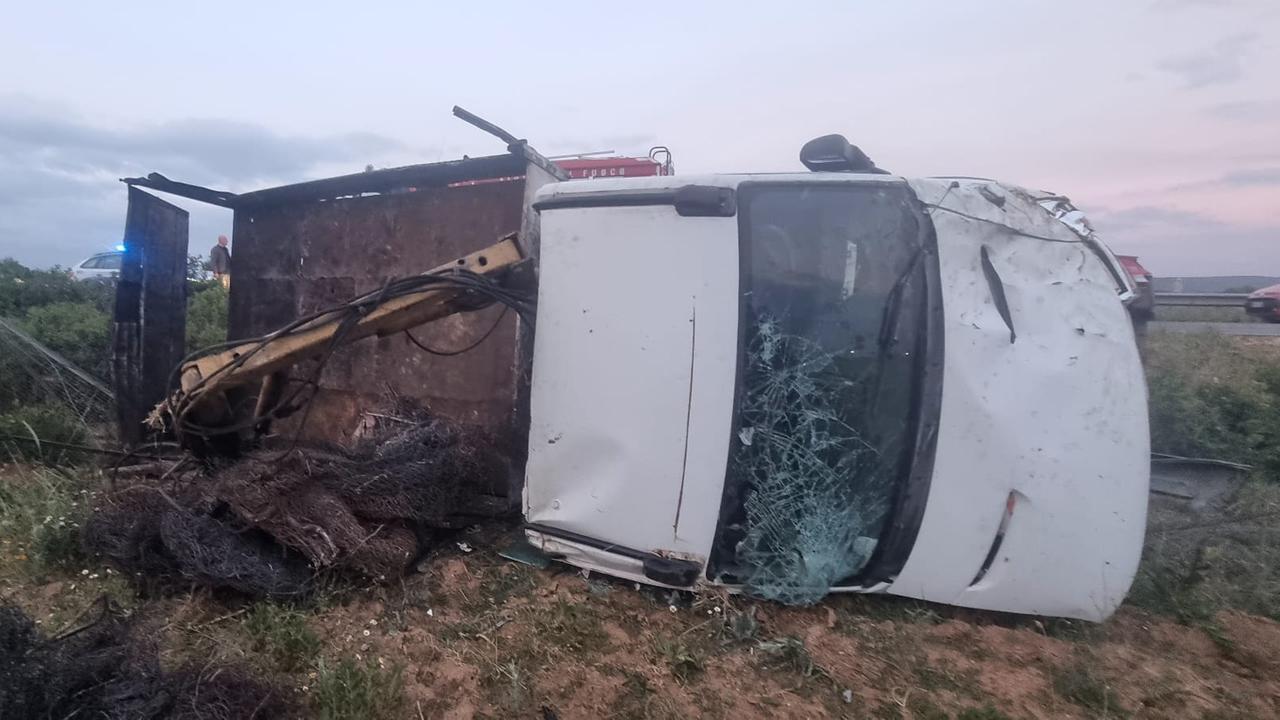 Incidente sulla Due mari, perde il controllo del furgone e si ribalta: un ferito