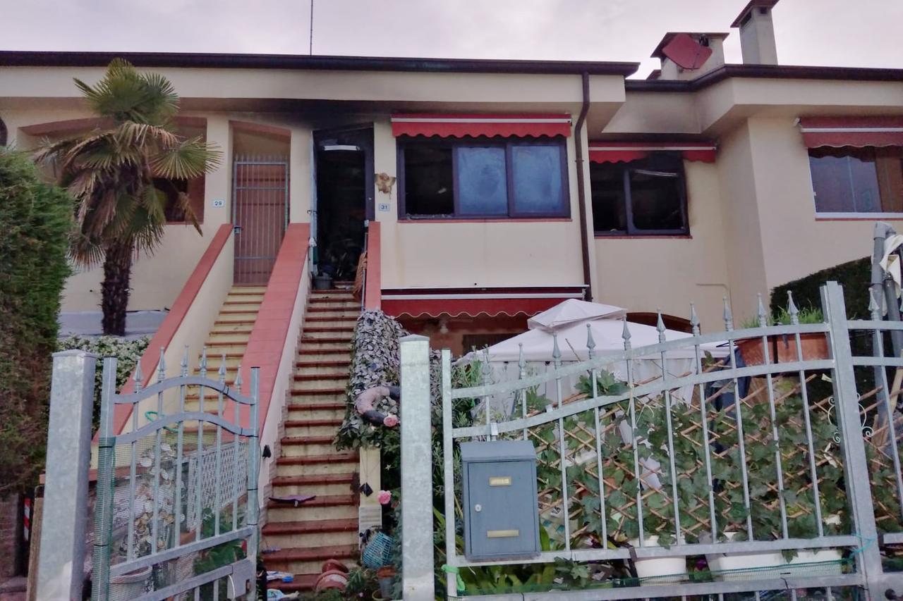 Rogo a Lido Scacchi: l’inquilina si salva, i tre cani no