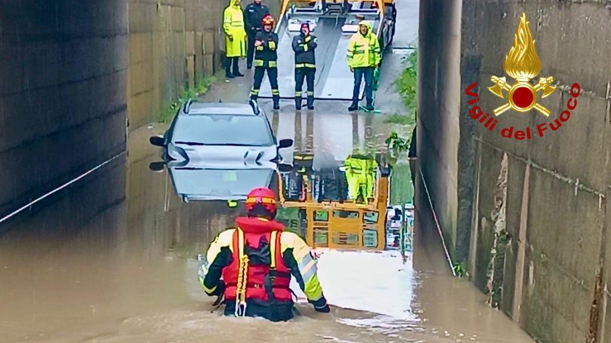 L'auto intrappolata nel sottopasso