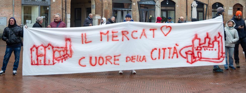 Ferrara, senza mercato del lunedì i negozi soffrono