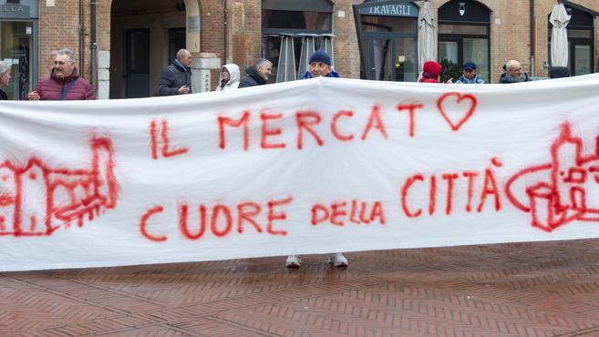 Ferrara, senza mercato del lunedì i negozi soffrono