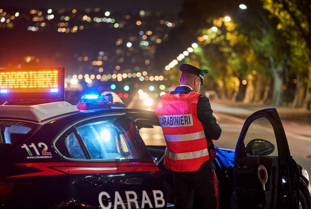 Scappano all’alt dei carabinieri e lanciano la cocaina dal finestrino: arrestati dopo la fuga in auto nelle vie del centro