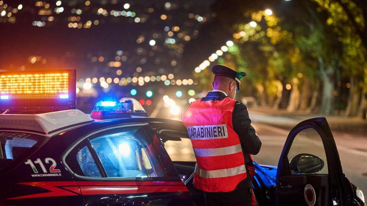Scappano all’alt dei carabinieri e lanciano la cocaina dal finestrino: arrestati dopo la fuga in auto nelle vie del centro