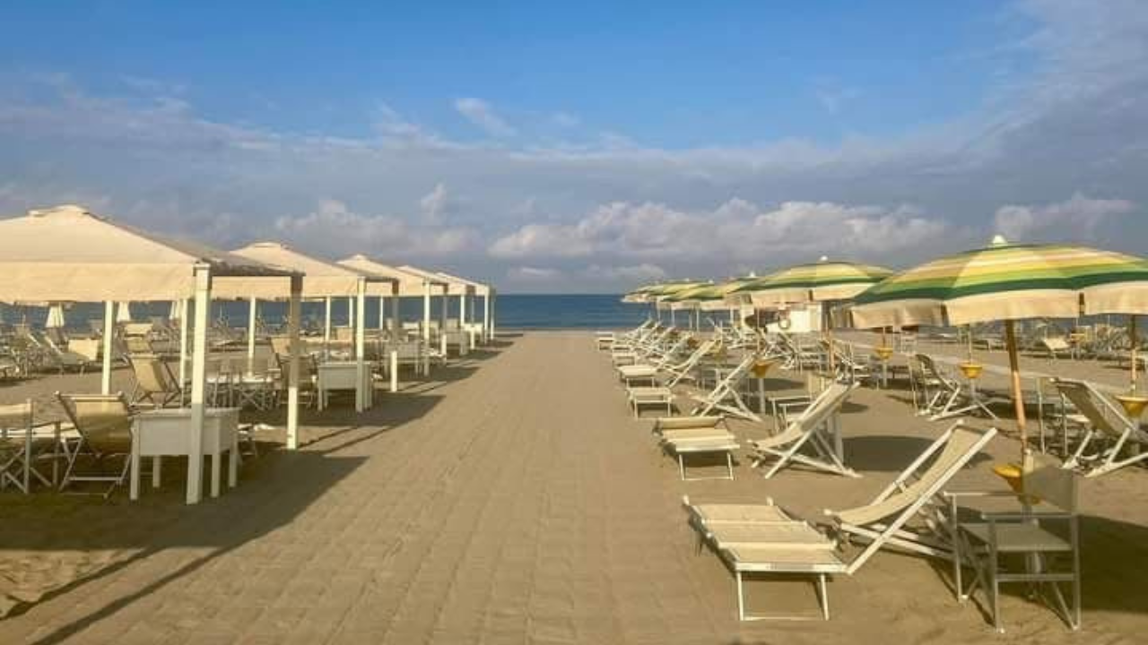 Viareggio, cade in mare e rischia di annegare: salvato dal bagnino