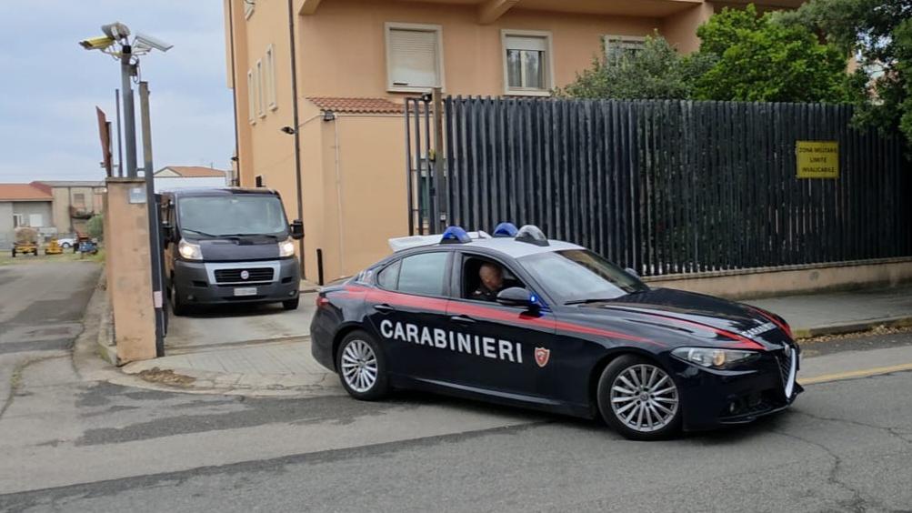 Va via da casa, i familiari lo vanno a riprendere armati: quattro arresti