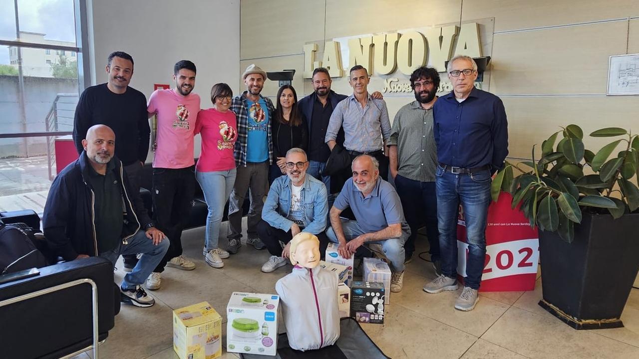 Il team di AlbatroSS nella redazione della Nuova Sardegna a Sassari con il direttore e alcuni giornalisti