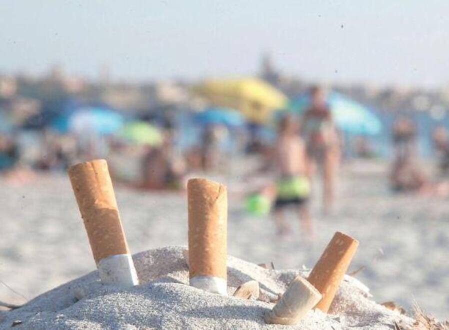 
	Sigarette in spiaggia

