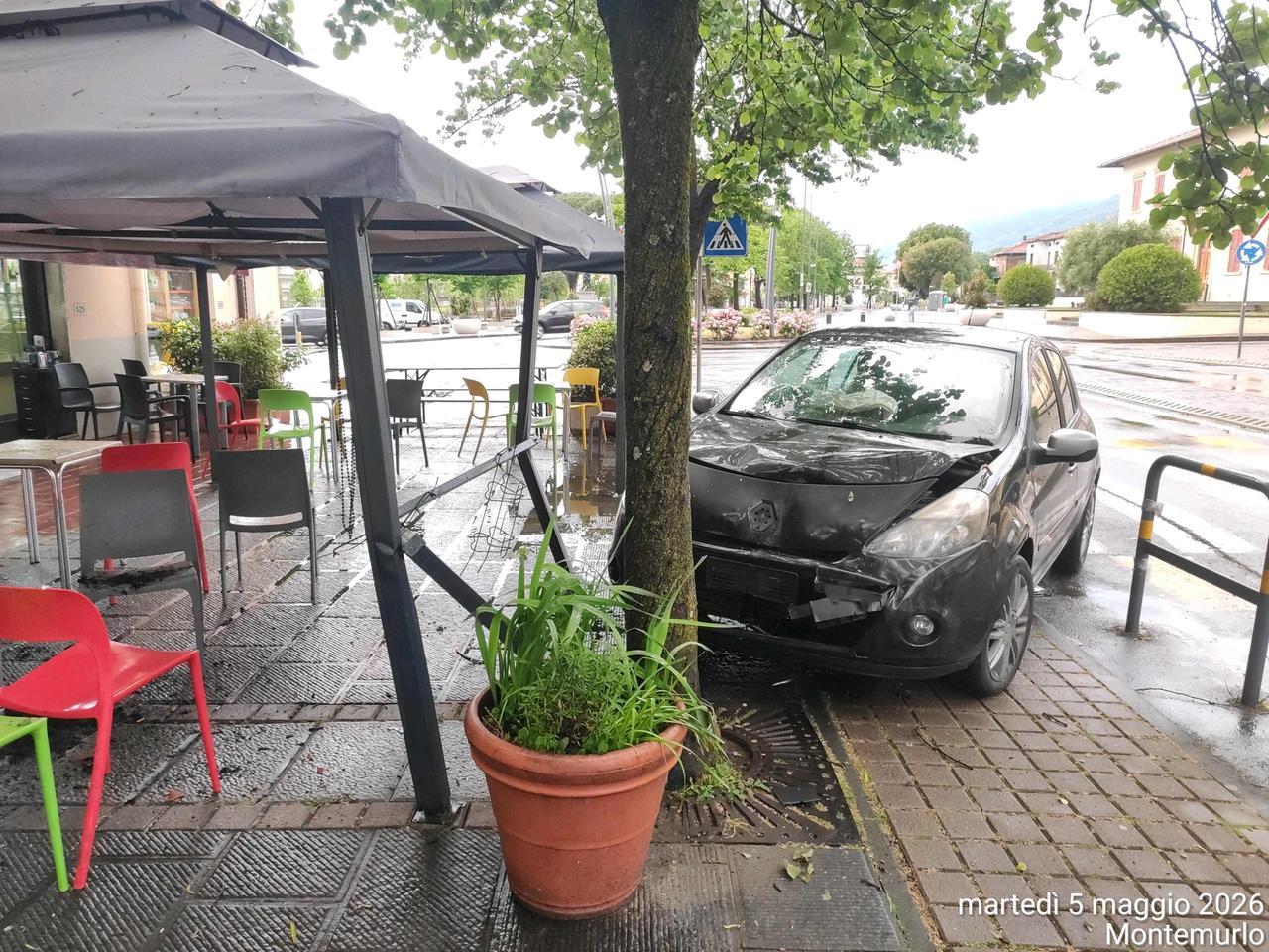 
	L'auto che ha danneggiato il gazebo ed &egrave; finita contro un albero

