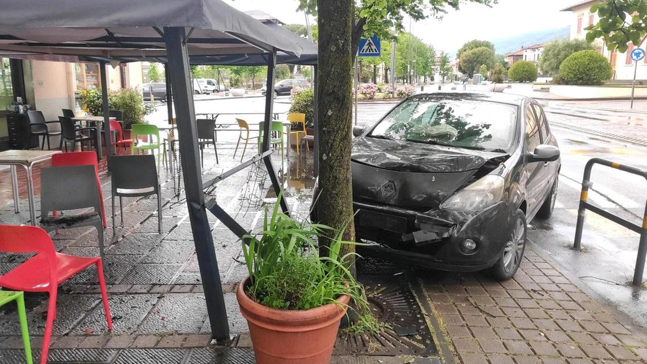 L'auto che ha danneggiato il gazebo ed è finita contro un albero