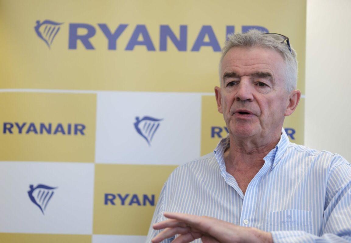 Troppi ubriachi a bordo, il ceo Ryanair: «Basta vendere birre di mattina, costretti a dirottare i voli»