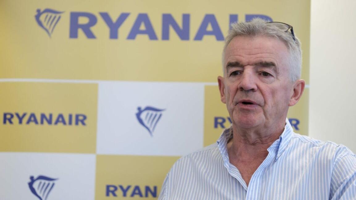 Troppi ubriachi a bordo, il ceo Ryanair: «Basta vendere birre di mattina, costretti a dirottare i voli»