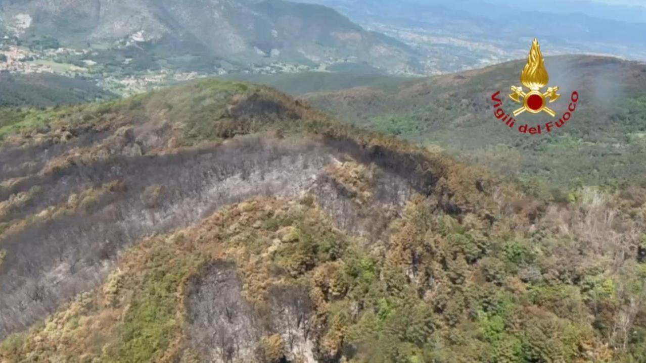 Il monte Faeta distrutto dall'incendio