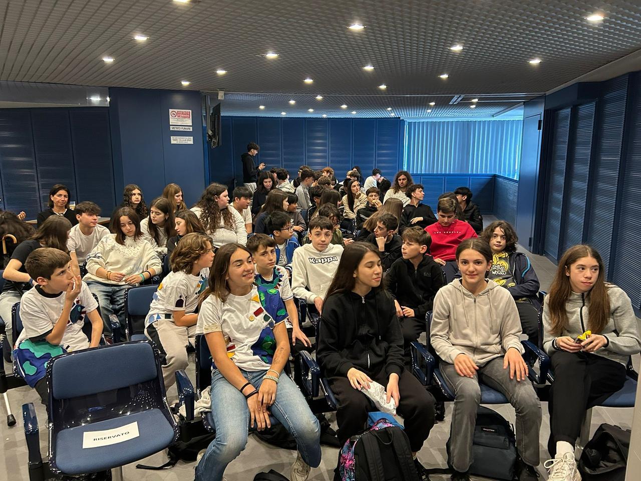 
	Gli studenti in attesa delle premiazioni

