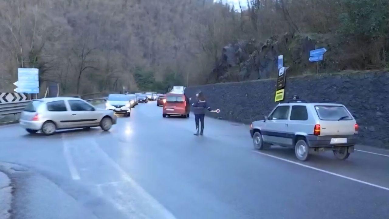 
	Il traffico bloccato a causa dell'incidente

