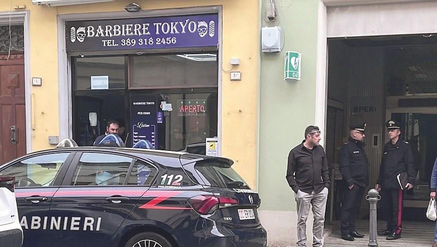 Il barbiere ha le poltrone rubate: blitz dei carabinieri per il sequestro