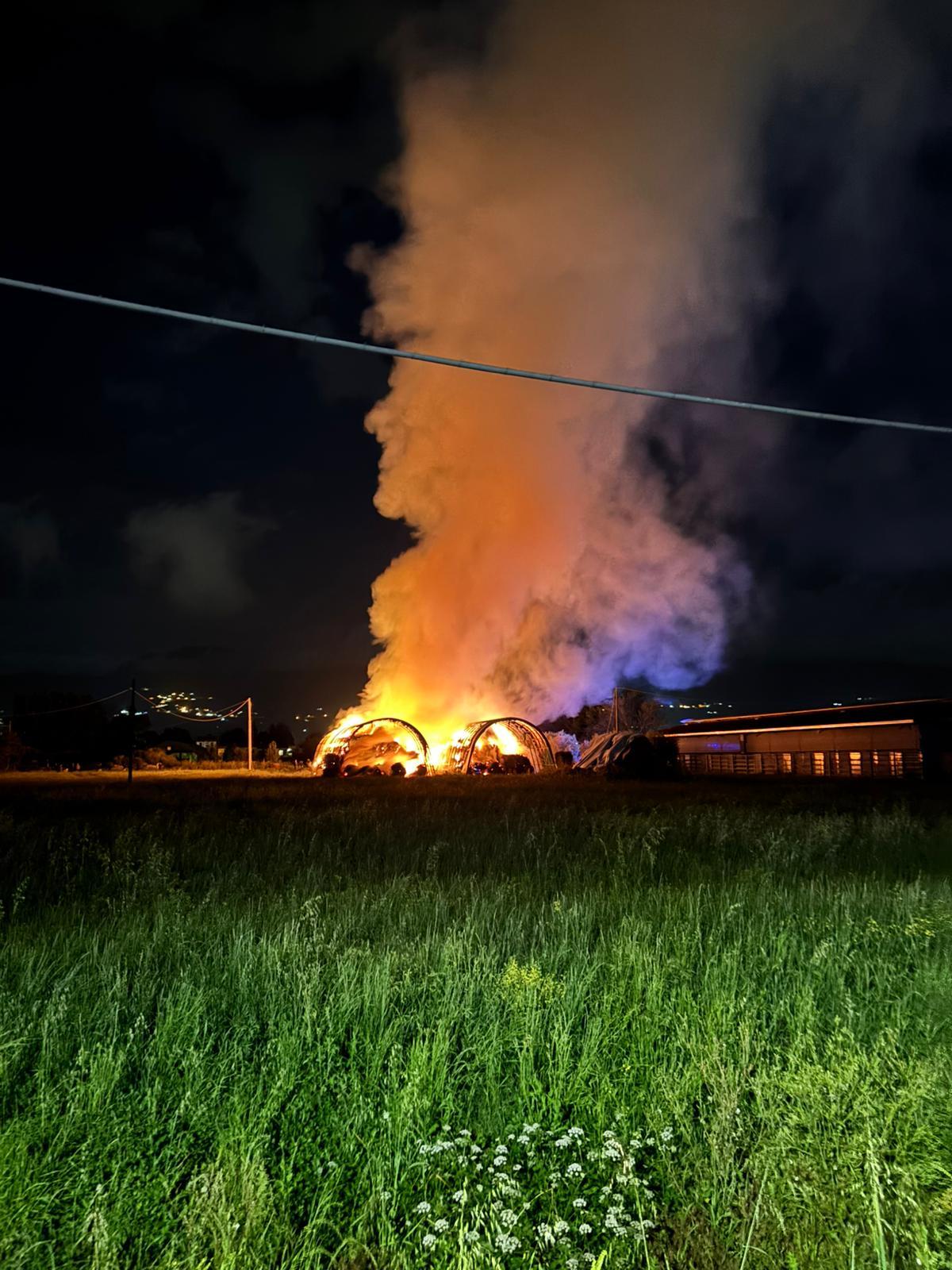 Incendio all’azienda Boschi, fiamme alte e paura a Lammari