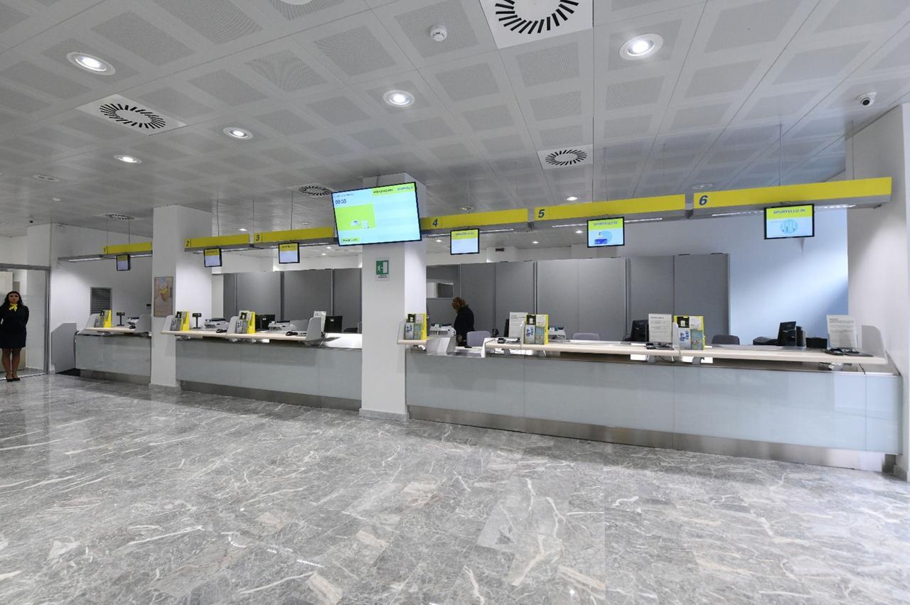 Lucca, impiegato delle Poste “salva” un utente da una truffa: avrebbe perso 30mila euro