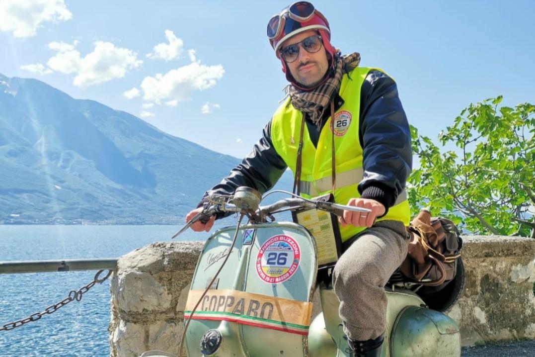 Il copparese Buzzoni in sella: mille chilometri per la manifestazione Vespistica