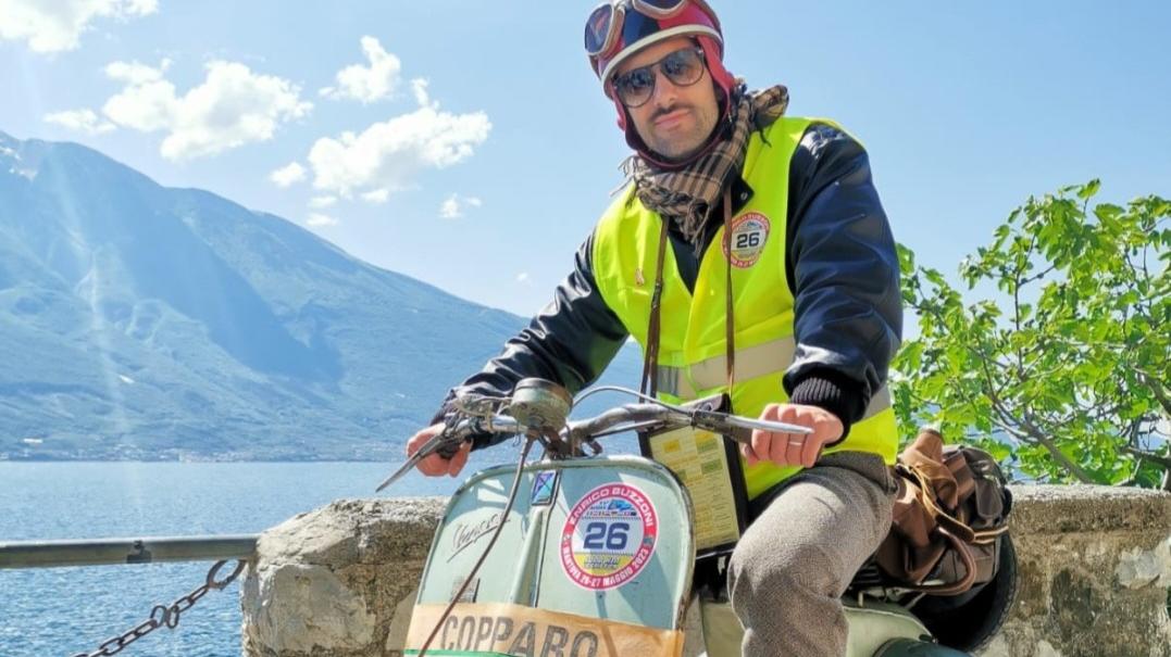 Il copparese Buzzoni in sella: mille chilometri per la manifestazione Vespistica