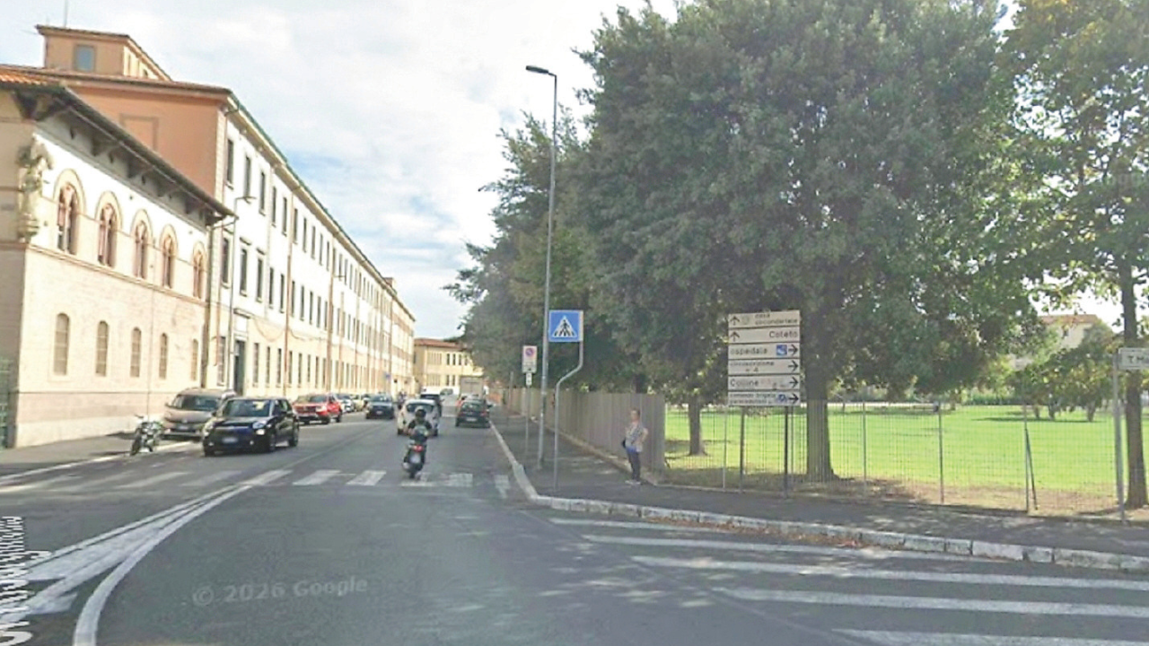 Trascinata sull’asfalto e scippata prima di entrare a lavoro: aggressione choc a Livorno