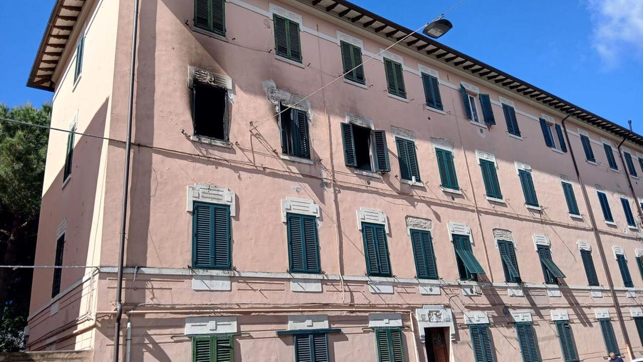 La facciata danneggiata (foto Stick)