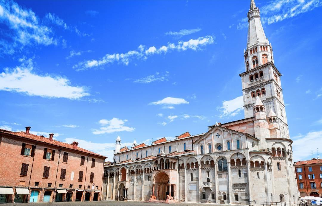 Boom di turisti stranieri in centro: «Modena? Scoperta in una serie tv»