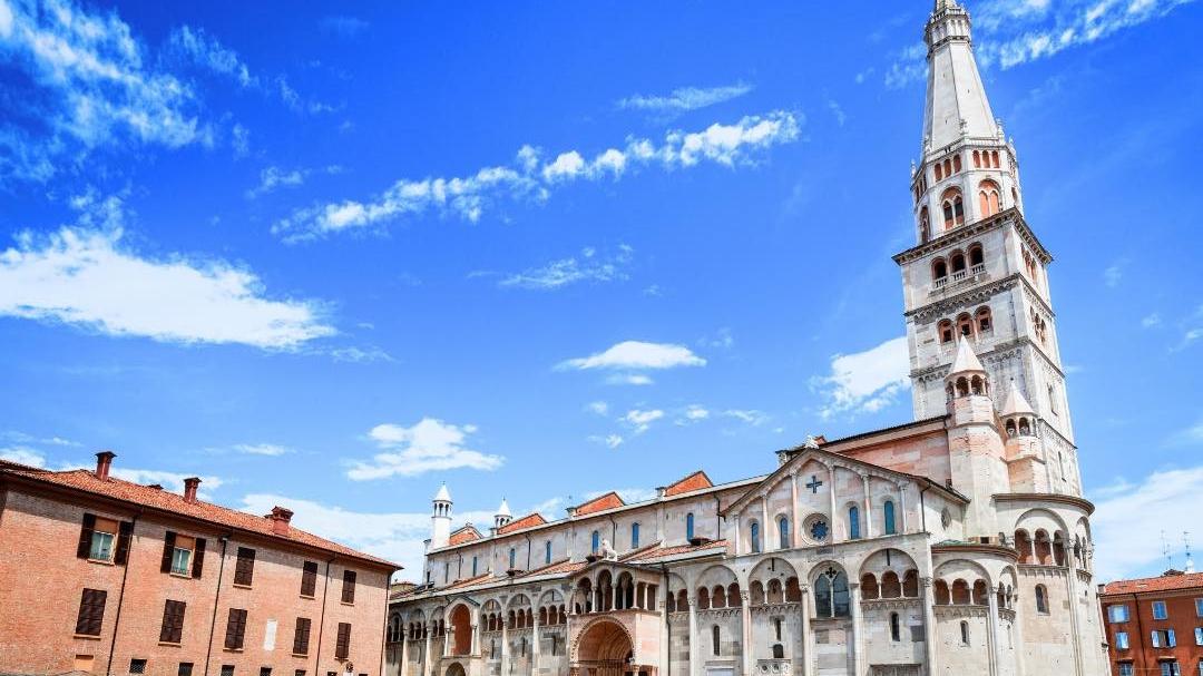Boom di turisti stranieri in centro: «Modena? Scoperta in una serie tv»