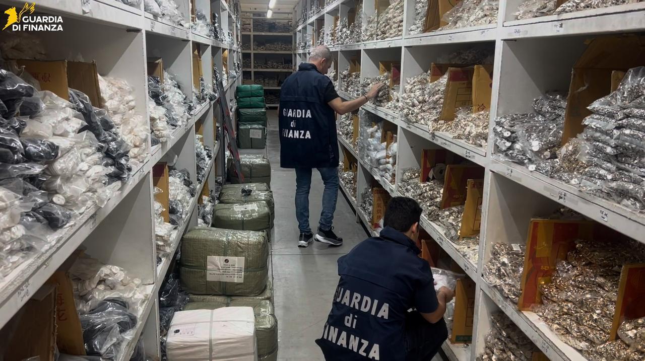 Prato, scoperta una “fabbrica del falso”: sequestrati tessuti a marchio Gucci