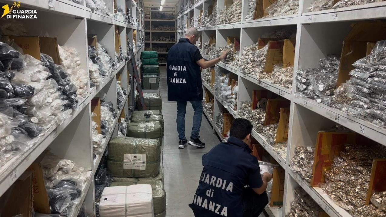 Prato, scoperta una “fabbrica del falso”: sequestrati tessuti a marchio Gucci