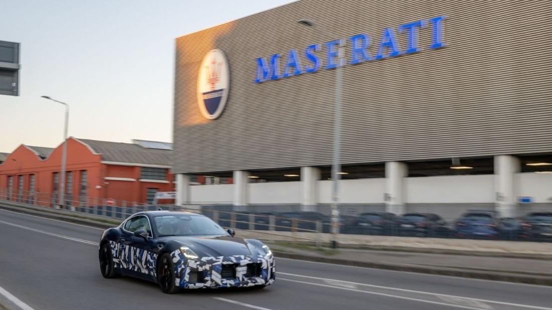 Prototipo Maserati sul cavalcavia di via Ciro Menotti accanto allo stabilimento (foto ufficio stampa Maserati)