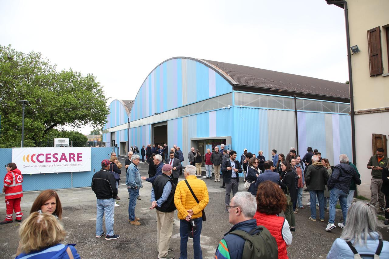 Reggio Emilia, inaugurato “Cesare”: il nuovo hub Caritas contro lo spreco alimentare. «Così recupereremo anche il cibo fresco»