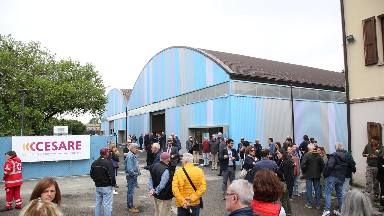 Reggio Emilia, inaugurato “Cesare”: il nuovo hub Caritas contro lo spreco alimentare. «Così recupereremo anche il cibo fresco»
