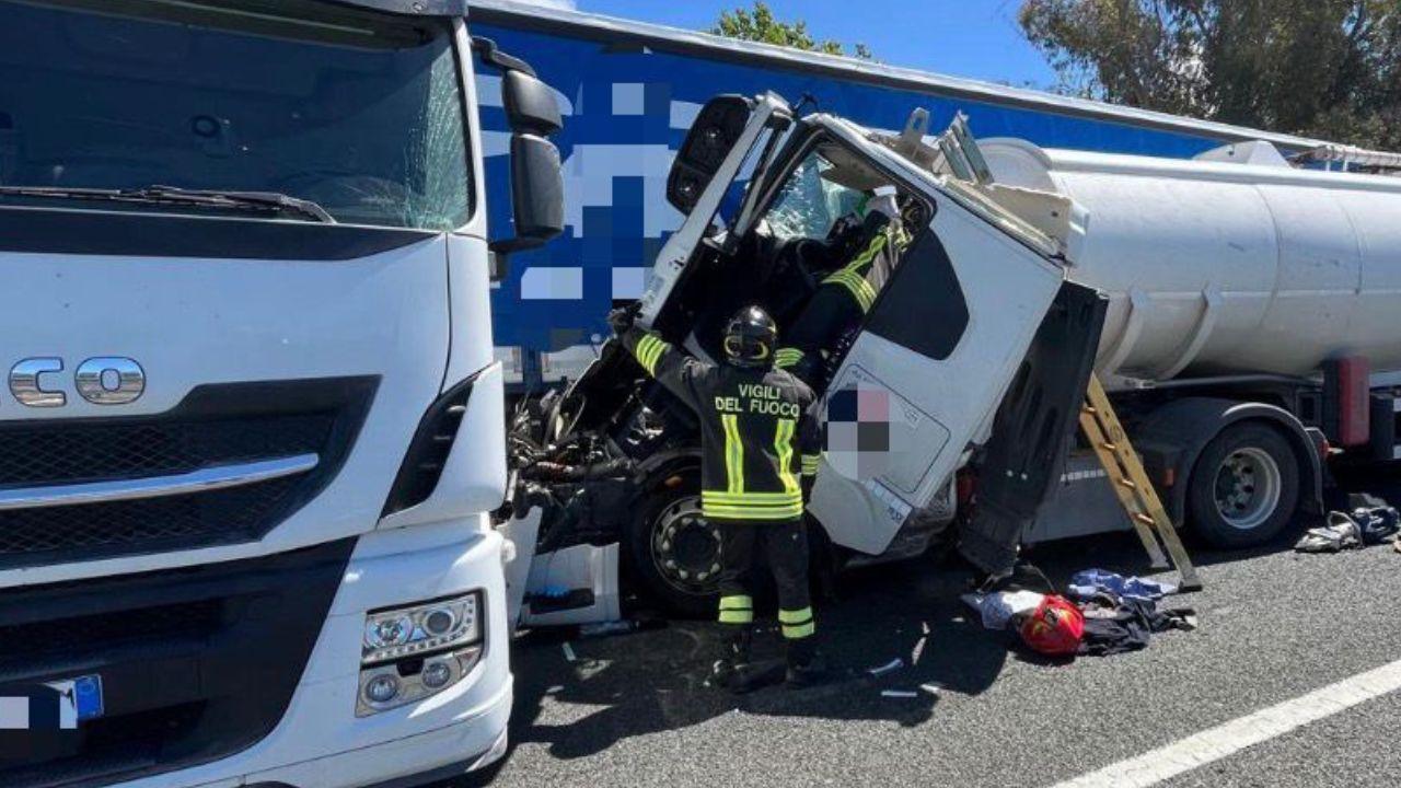 I due tir coinvolti nell'incidente tra Pisa Centro e Pisa Nord sull'A12