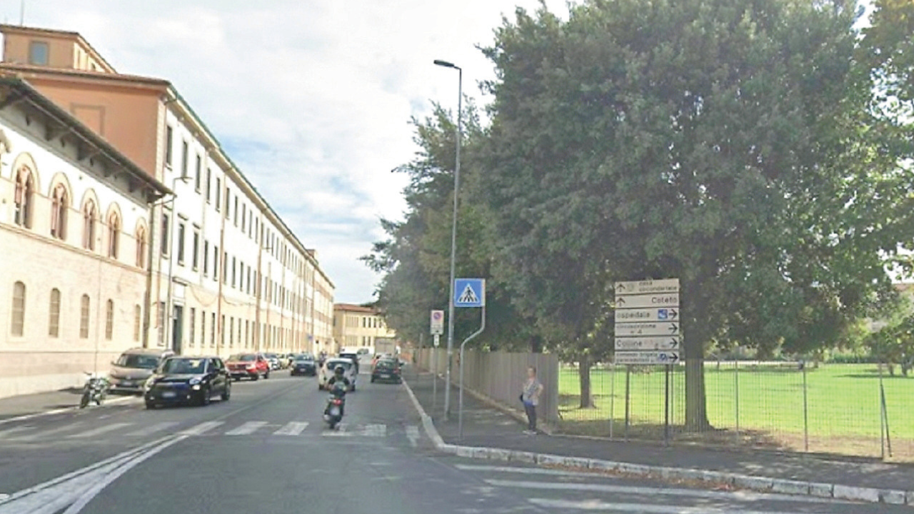 Trascinata sull’asfalto e scippata prima di entrare al lavoro: aggressione choc a Livorno