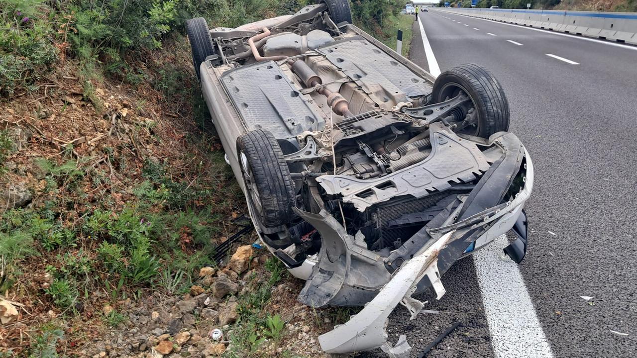 Paura sulla statale, una donna perde il controllo dell’auto e si ribalta