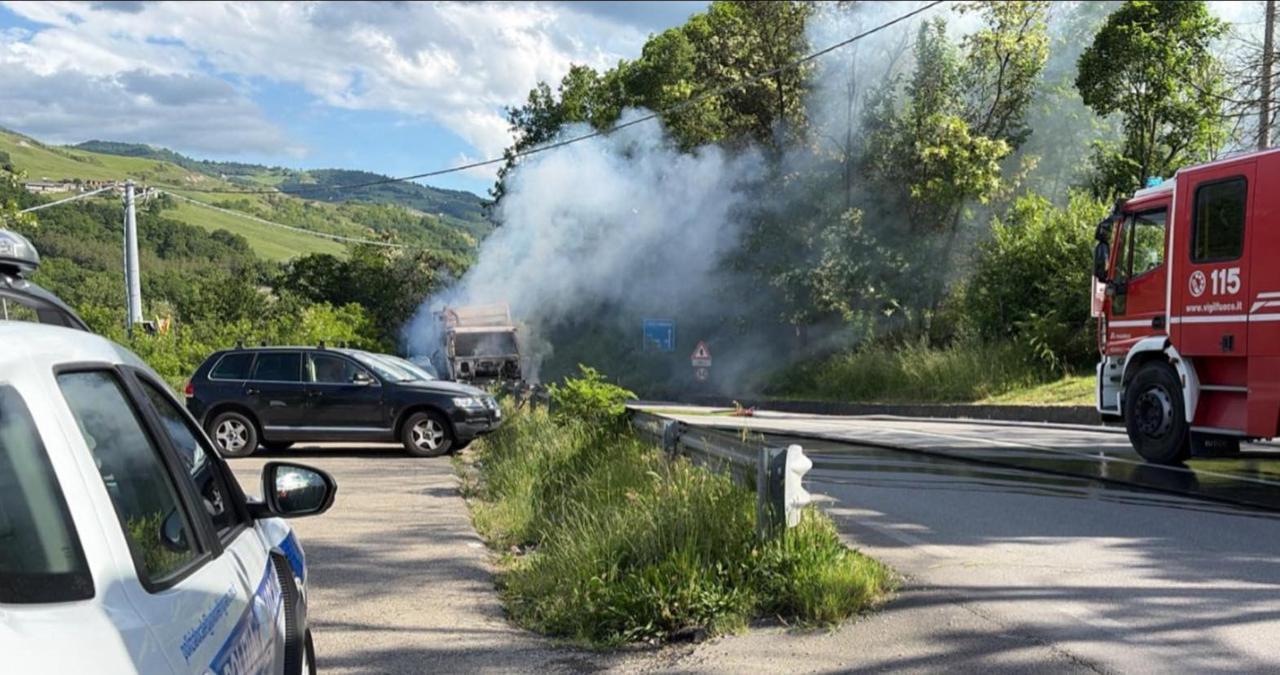 Camion dei rifiuti in fiamme sulla Fondovalle: strada chiusa