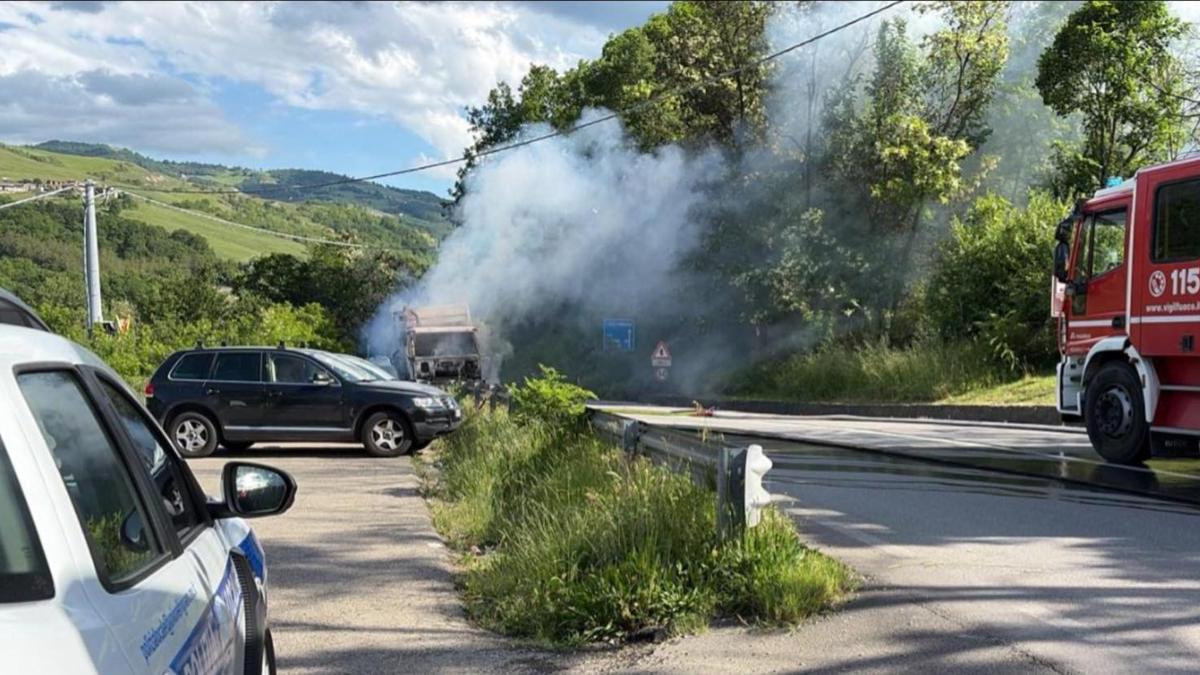 Il camion dei rifiuti a fuoco sulla Fondovalle Panaro