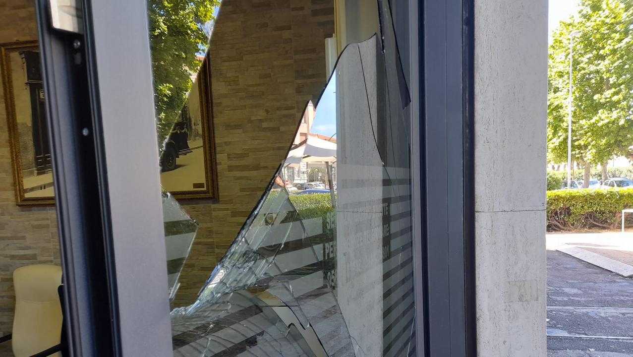 I danni nella sede delle onoranze funebri Misuri