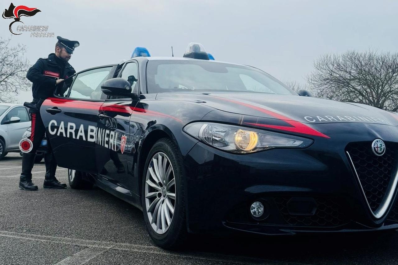 Migliarino, importuna i passanti e aggredisce i carabinieri: arrestato un 41enne