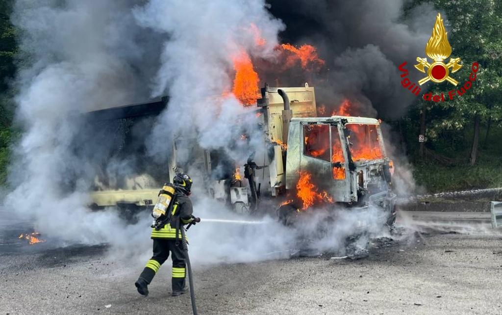 Camion dei rifiuti in fiamme sulla Fondovalle: traffico in tilt