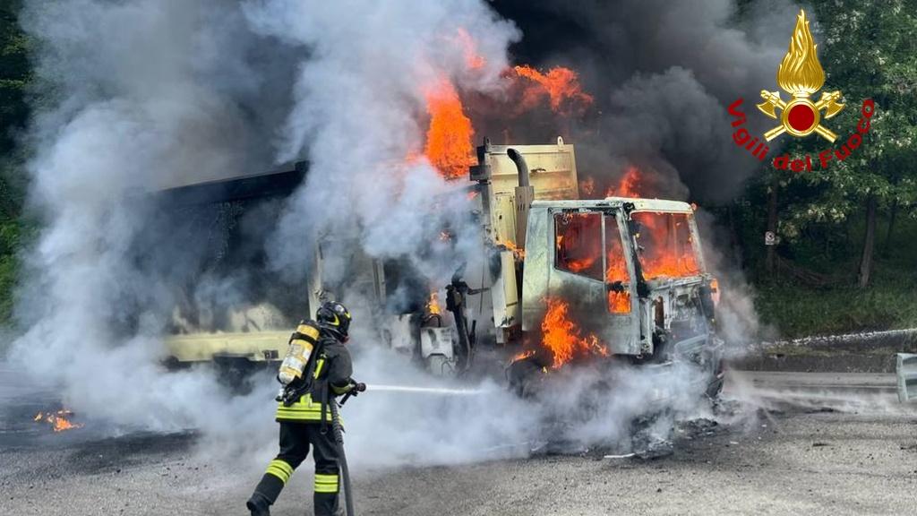 Il camion in fiamme sulla Fondovalle