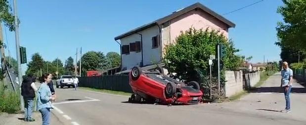 
	L'auto ribaltata dopo l'incidente

