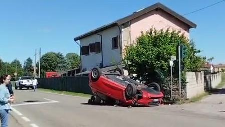 L'auto ribaltata dopo l'incidente