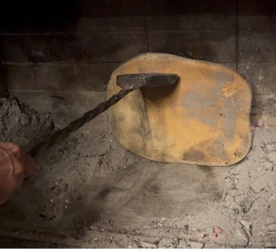 Braci della Bassa, gnocco e salame vengono cotti tra la cenere rovente