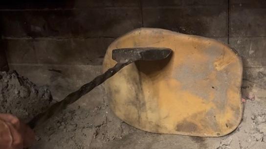 Braci della Bassa, gnocco e salame vengono cotti tra la cenere rovente