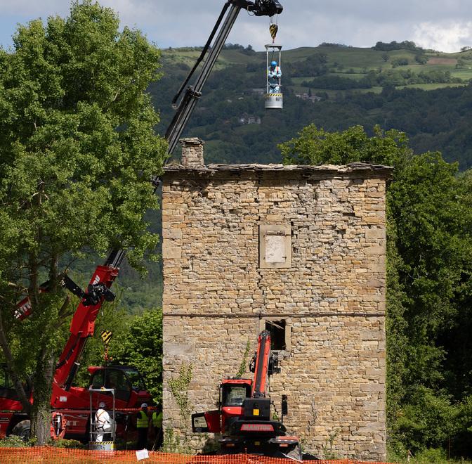 Prime travi rimosse Si procede alla torre per cercare i resti del corpo di Daniela