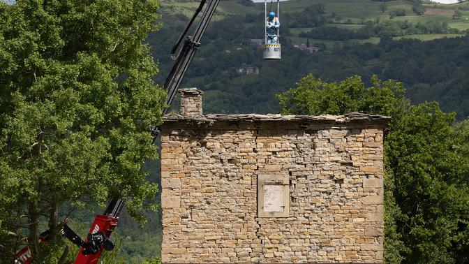 Prime travi rimosse Si procede alla torre per cercare i resti del corpo di Daniela